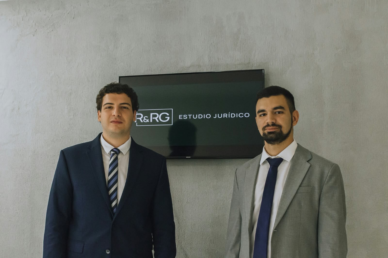 Valentín Ramírez Gasko y Matías Nicolás Requena junto al logo de R&RG Estudio Jurídico